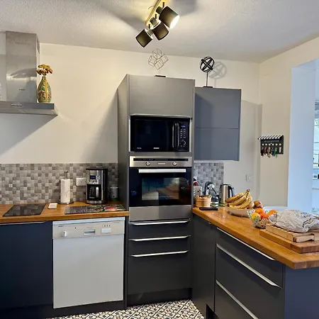 Maison Avec Jardinet Proche Et Parking - Fr-1-652-58