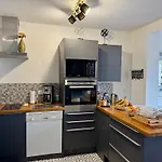 Maison Avec Jardinet Proche Et Parking - Fr-1-652-58