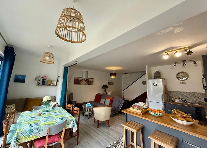 Maison Avec Jardinet Proche Et Parking - Fr-1-652-58 *