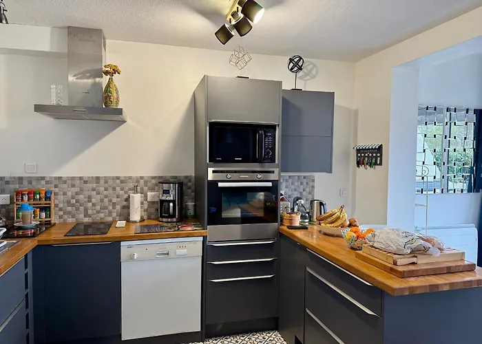 Maison Avec Jardinet Proche Et Parking - Fr-1-652-58