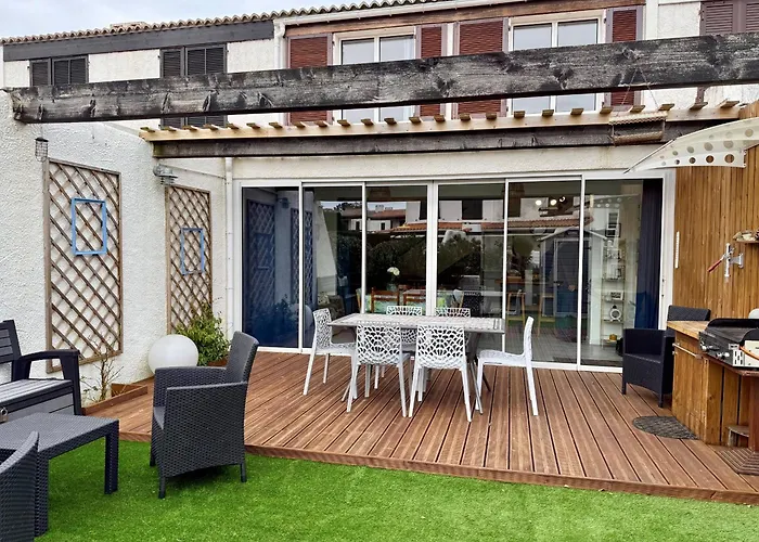 Maison Avec Jardinet Proche Et Parking - Fr-1-652-58 *